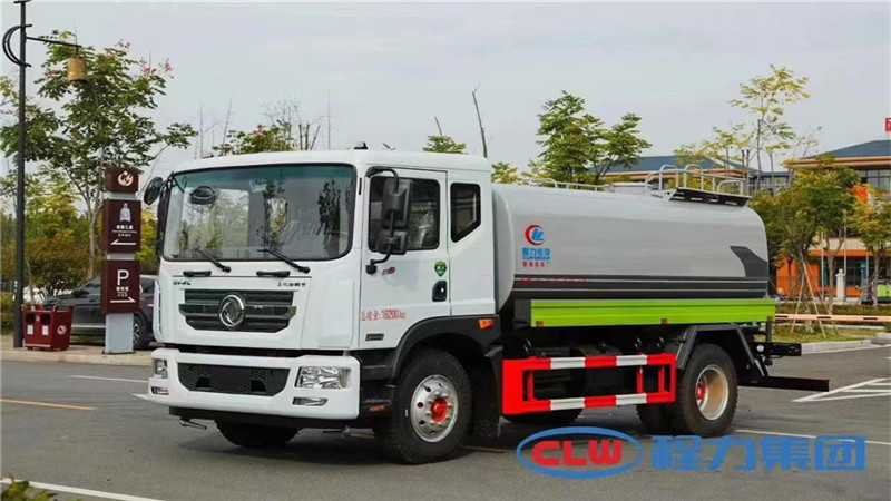 上海東風10噸灑水車目前城區(qū)機械化作業(yè)率達71%