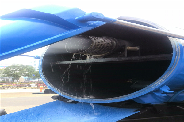 吸污車(chē)發(fā)動(dòng)機(jī)長(zhǎng)期積滿(mǎn)污垢，可不可以用水沖洗？  　