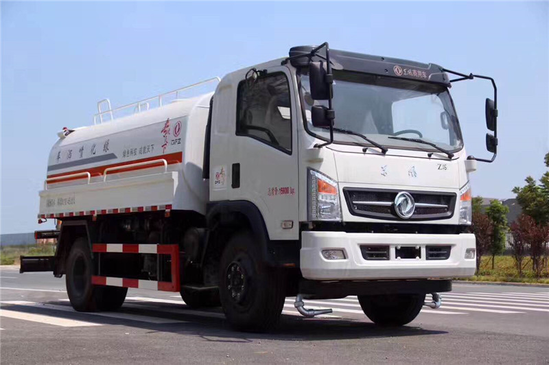 東風天錦灑水車用于城市道路、大型廠區(qū),園林等單位清潔路面