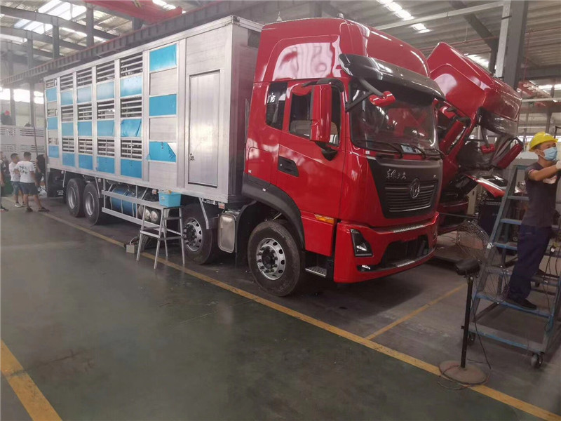 東風(fēng)多利卡畜禽運(yùn)輸車車廂板采用工裝夾具壓制成瓦棱型，強(qiáng)度韌性高