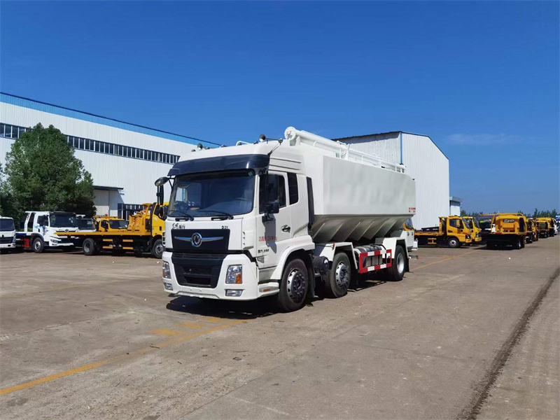 東風暢行32方短三軸飼料車