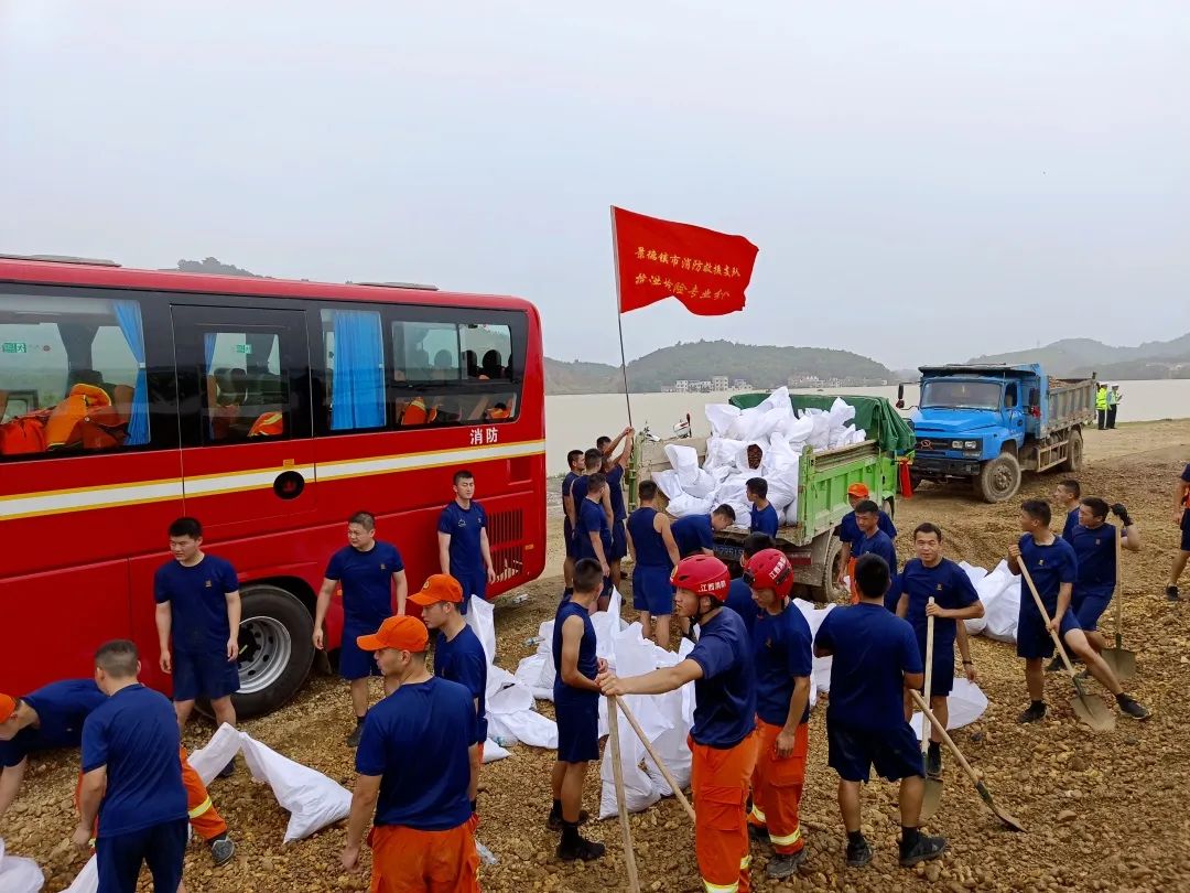 惡劣天氣垃圾清運車、吸污車、搶險救援車來幫忙