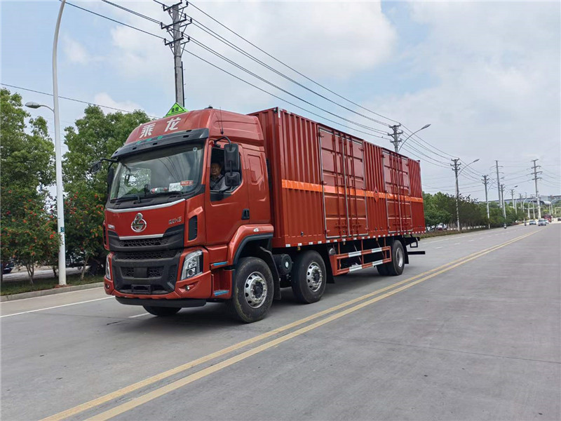 東風柳汽小三軸9.6米危險品運輸車